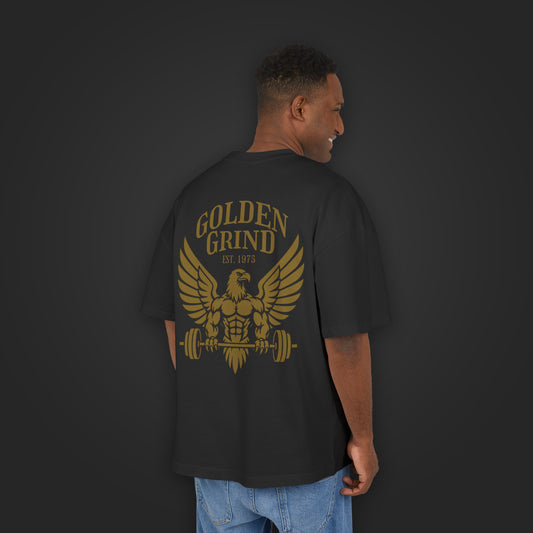 Mann trägt Golden Grind Eagle Oversized Tee in Schwarz, Rückenansicht mit großem Adler-Print