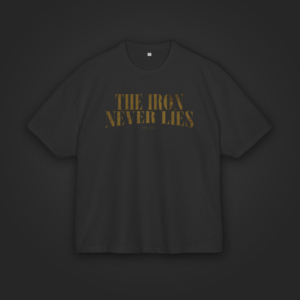 The Iron Never Lies Oversized Tee in Schwarz, flach liegend mit goldenem Frontprint