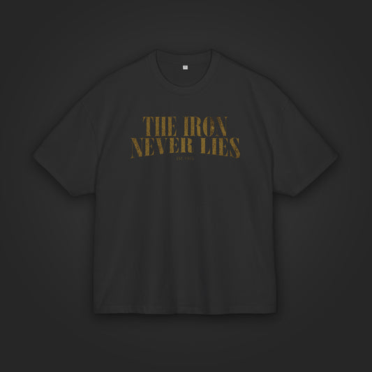 The Iron Never Lies Oversized Tee in Schwarz, flach liegend mit goldenem Frontprint